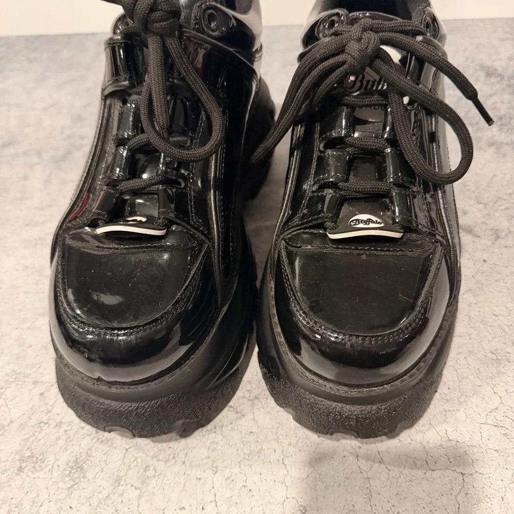 Buffalo London Classic Low Patent Leather Black Sneakers Size 39 US 8.5 *